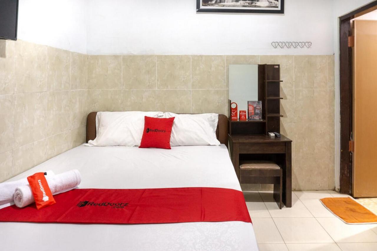 เรดดอร์ซ แอท โฮเต็ล ซูราบายา ซูเมเนป Hotel Sumenep ภายนอก รูปภาพ