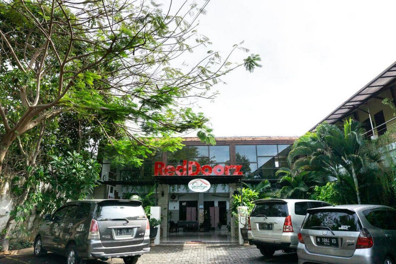 เรดดอร์ซ แอท โฮเต็ล ซูราบายา ซูเมเนป Hotel Sumenep ภายนอก รูปภาพ