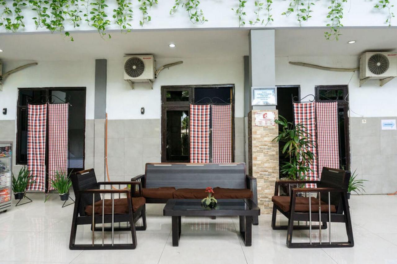 เรดดอร์ซ แอท โฮเต็ล ซูราบายา ซูเมเนป Hotel Sumenep ภายนอก รูปภาพ
