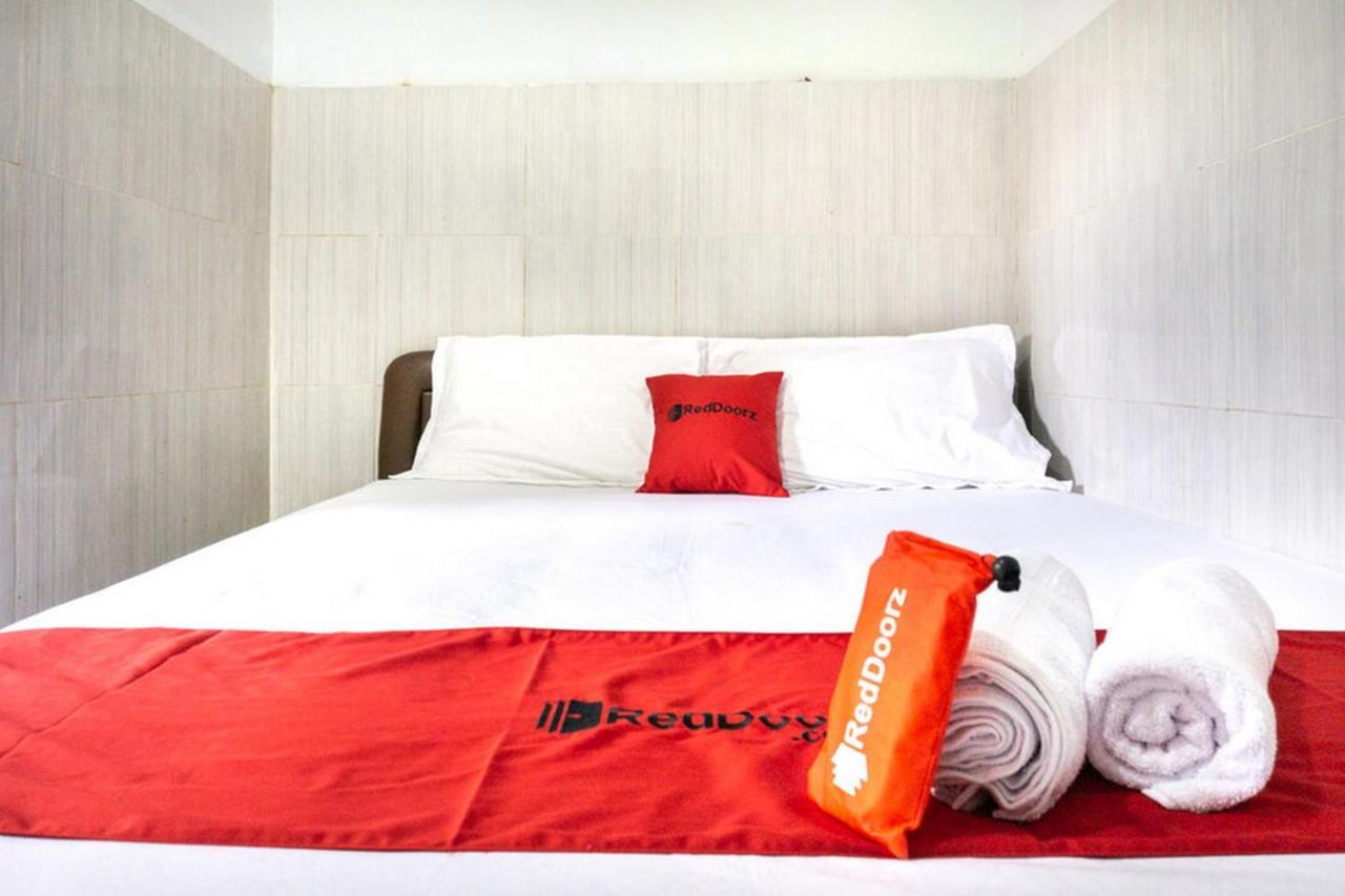 เรดดอร์ซ แอท โฮเต็ล ซูราบายา ซูเมเนป Hotel Sumenep ภายนอก รูปภาพ