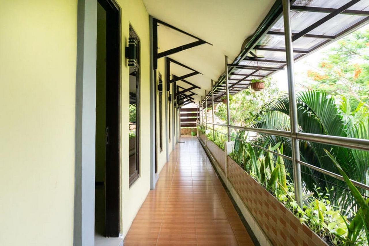 เรดดอร์ซ แอท โฮเต็ล ซูราบายา ซูเมเนป Hotel Sumenep ภายนอก รูปภาพ