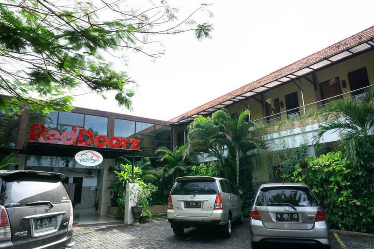 เรดดอร์ซ แอท โฮเต็ล ซูราบายา ซูเมเนป Hotel Sumenep ภายนอก รูปภาพ