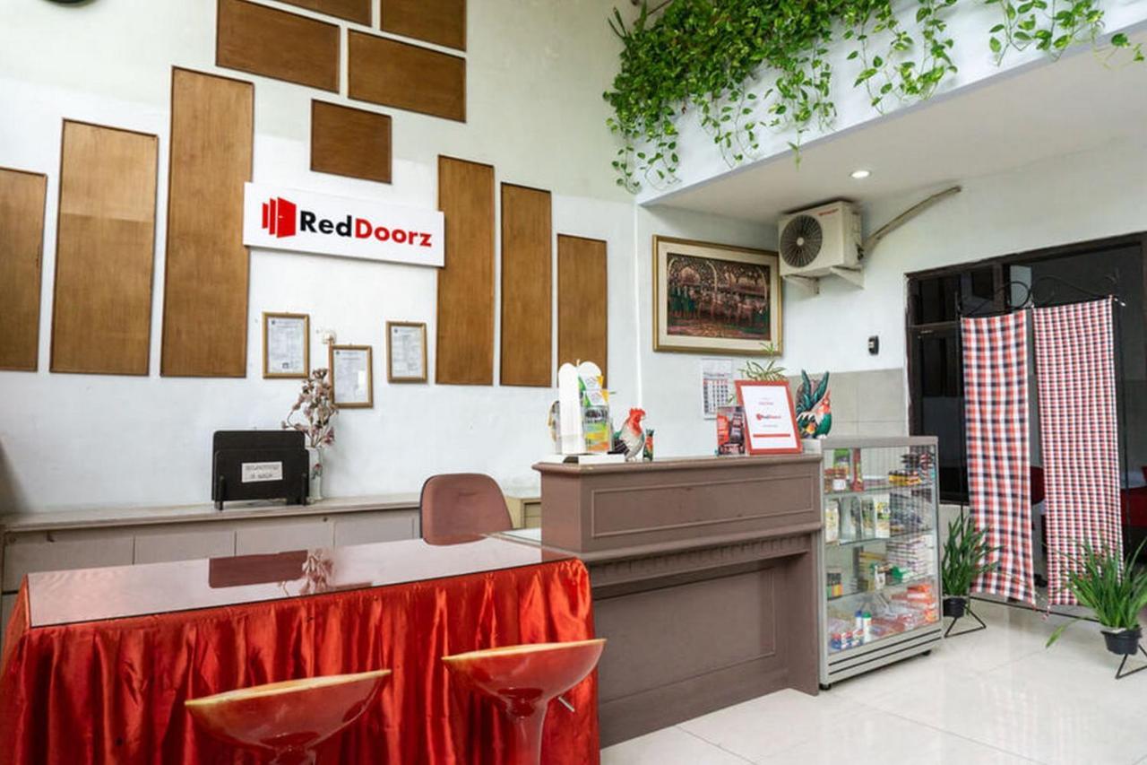 เรดดอร์ซ แอท โฮเต็ล ซูราบายา ซูเมเนป Hotel Sumenep ภายนอก รูปภาพ