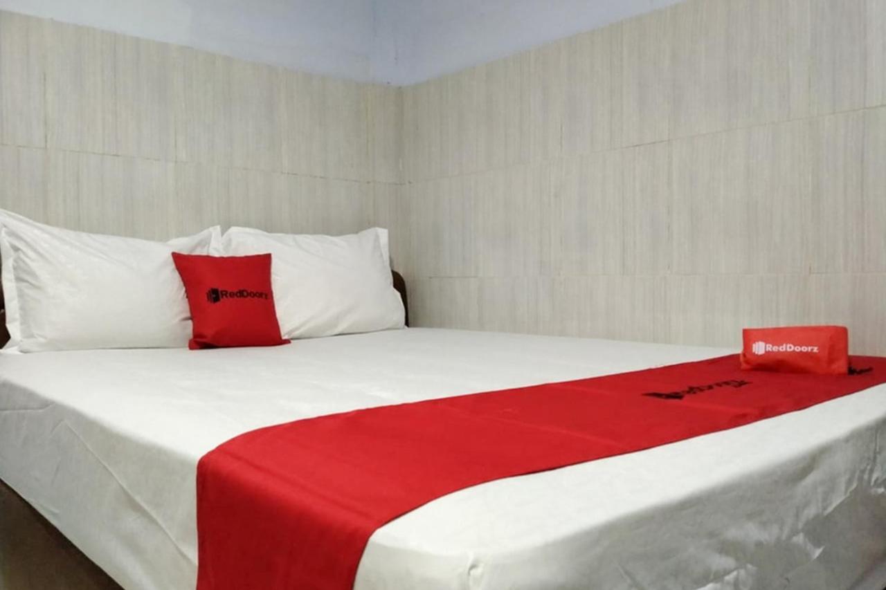 เรดดอร์ซ แอท โฮเต็ล ซูราบายา ซูเมเนป Hotel Sumenep ภายนอก รูปภาพ
