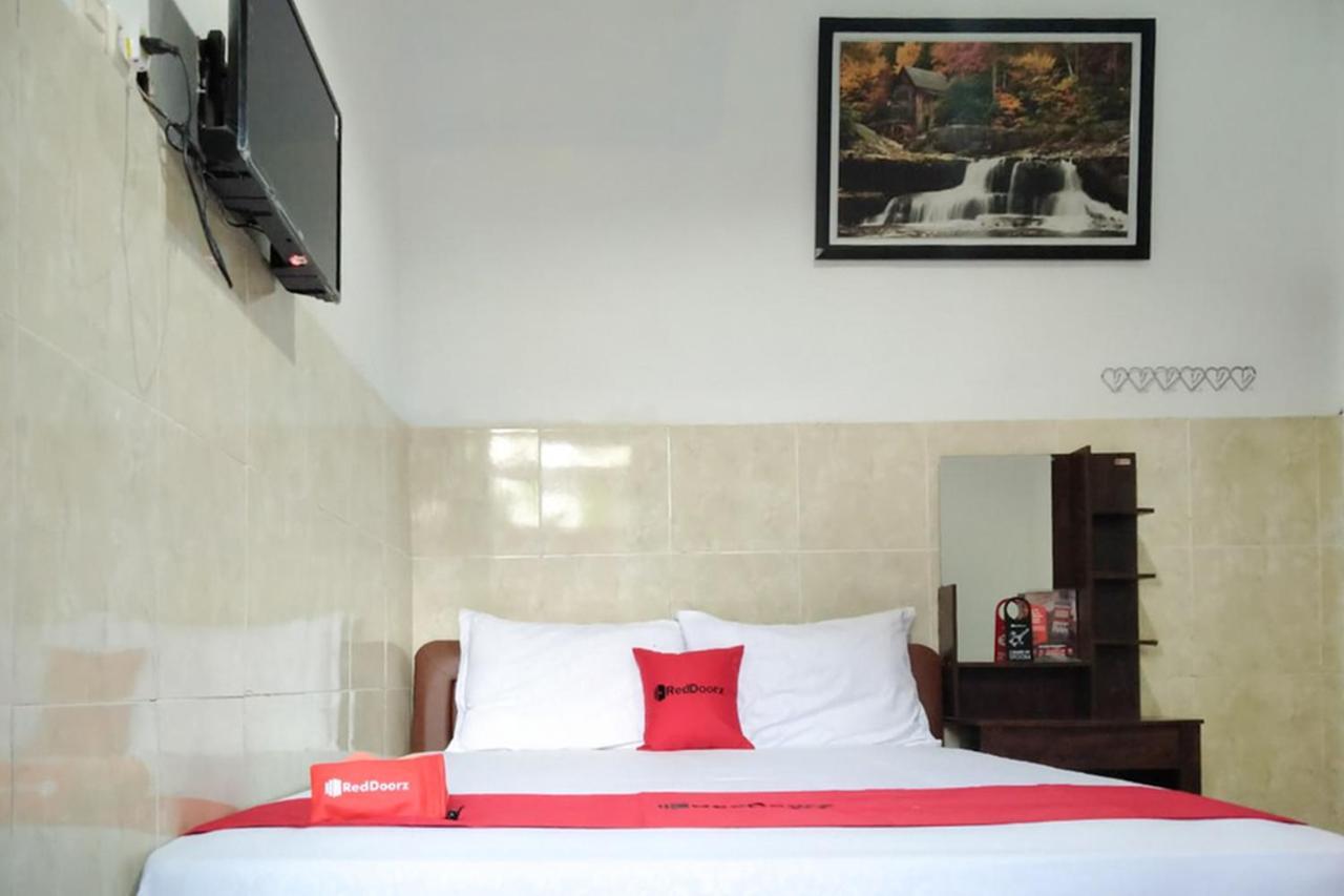 เรดดอร์ซ แอท โฮเต็ล ซูราบายา ซูเมเนป Hotel Sumenep ภายนอก รูปภาพ