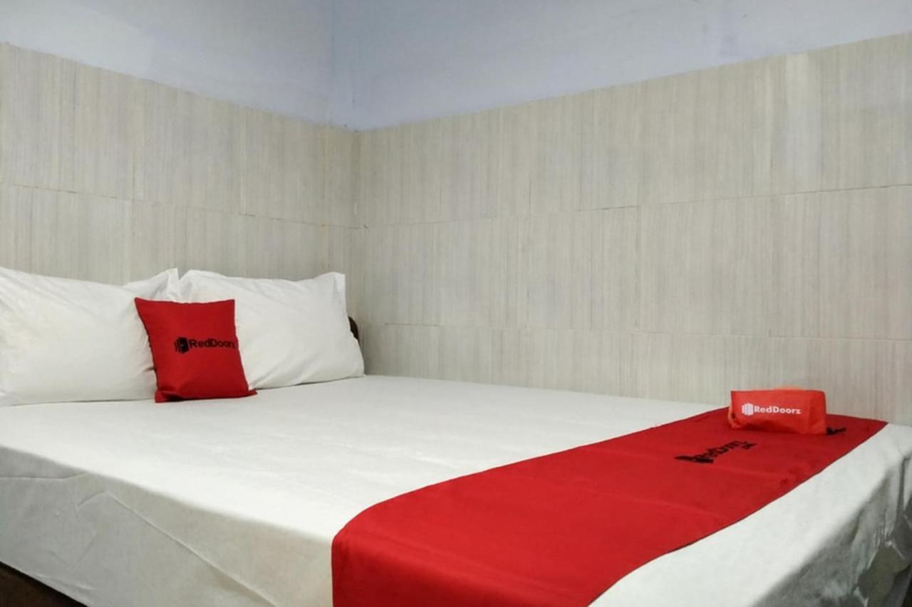 เรดดอร์ซ แอท โฮเต็ล ซูราบายา ซูเมเนป Hotel Sumenep ภายนอก รูปภาพ